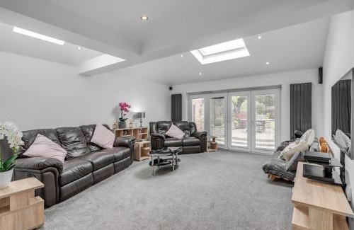 Norwich House | Spacious 4-bed Home Garden, Parking & Near City
