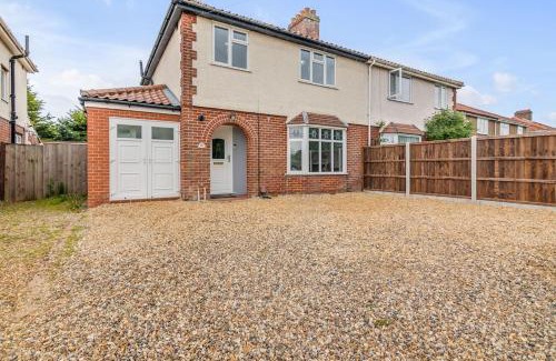 Norwich House | Spacious 4-bed Home Garden, Parking & Near City
