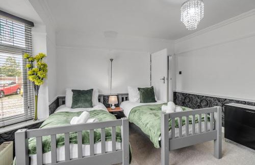 Norwich House | Spacious 4-bed Home Garden, Parking & Near City