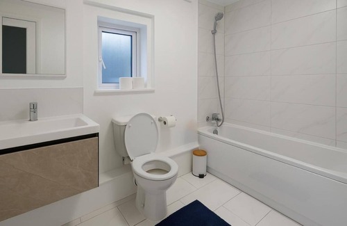 Bow Apartment | Spacious 4-Bed Home With Secured Parking Near ABBA Arena, Westfield, DLR, Zone 2