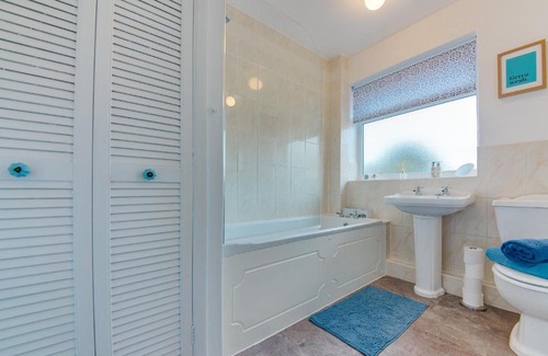 Sheffield House | Spacious 4 Bed House w Office & Parking Nr Peaks