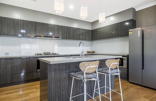 Byford House | Spacious 4-Bed House with Outdoor Area