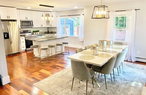 Providence House | Spacious 4-bedroom house in awesome North Providence with WiFi