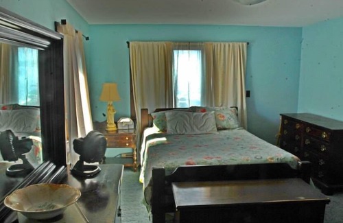 Saratoga Springs House | Spacious 4 Bedroom Waterfront House