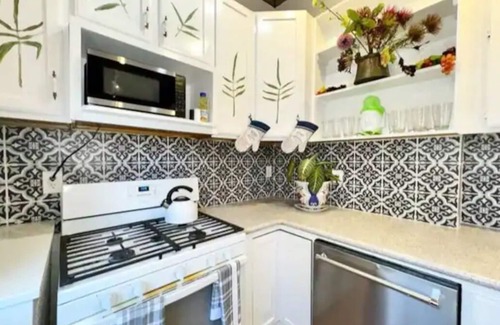 Industry Apartment | Spacious 4-bedroom apartment in welcoming Union City-zebra