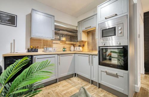 North West Apartment | Spacious 4 Bedroom Apt Near West End Glasgow