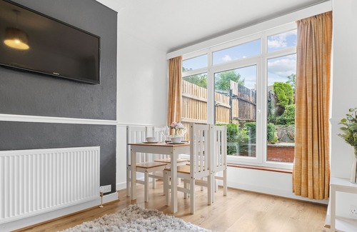 Bloxwich House | Spacious 4 Bedroom House located near BHX & NEC