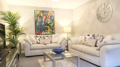 Bedford House | Spacious 4 Bedroom Home with Garden in Bedford