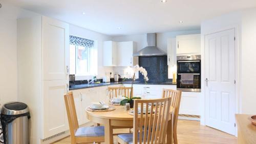 Bedford House | Spacious 4 Bedroom Home with Garden in Bedford