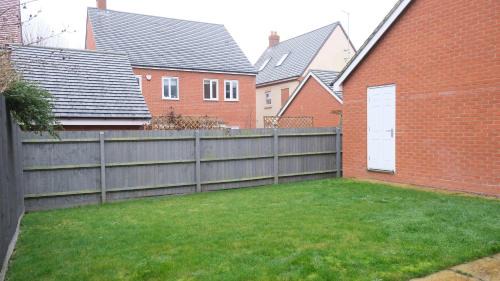 Bedford House | Spacious 4 Bedroom Home with Garden in Bedford