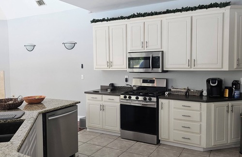 Jonesboro House | Spacious 4-bedroom house near Atlanta Airport with Private Pool Fire Pit & WiFi