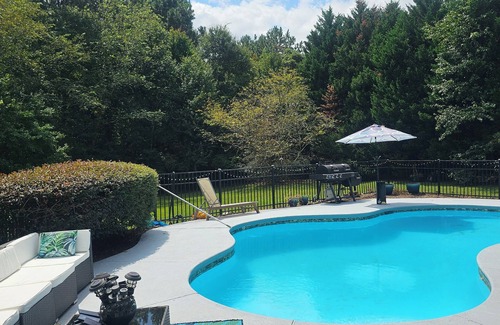 Jonesboro House | Spacious 4-bedroom house near Atlanta Airport with Private Pool Fire Pit & WiFi