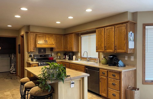 De Pere House | Spacious 4-bedroom house in De Pere with WiFi, AC. 3-4 miles from Lambeau Field