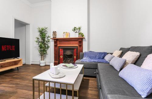 Chippendale Apartment | Spacious 4 Bedroom House Darling Harbour-10 Guests