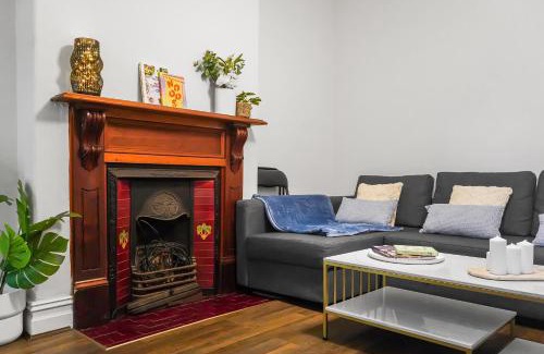 Chippendale Apartment | Spacious 4 Bedroom House Darling Harbour-10 Guests