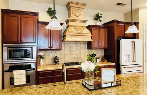 Fresno House | Spacious 4-bedroom house with pool and spa in north Fresno