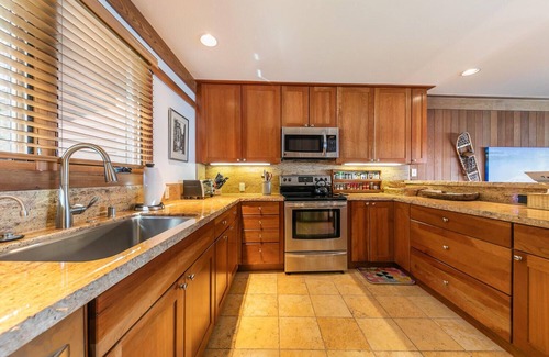 Tahoe Sierra Estates House | Spacious 4-bedroom lakefront townhome close to the water's edge in Tahoe City
