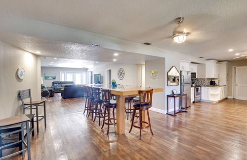 Orient Park Apartment | Spacious 4-Bedroom Lakefront Home