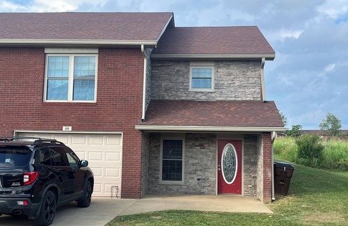 Hodgenville House | Spacious 4-bedroom 2.5 bath Duplex