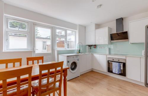 Custom House House | Spacious 4BD Home near ExCel London!