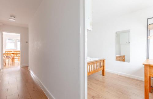 Custom House House | Spacious 4BD Home near ExCel London!
