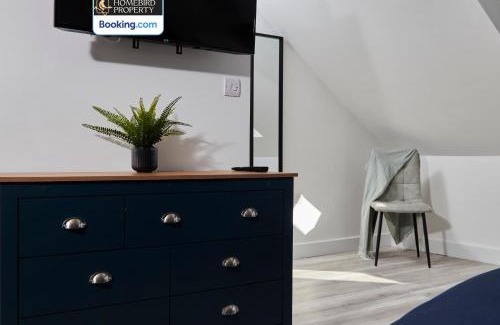 Chapeltown House | Spacious 4BDR House By Homebird Property Management Short Lets & Serviced Accommodation Leeds With Private Parking & Garden