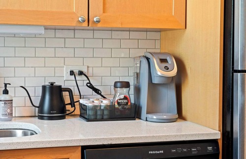 Edgewater Apartment | Spacious 4BR/2BA – Private Sun Deck In Chicago