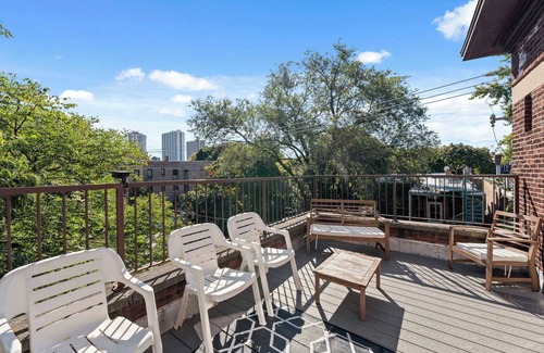 Edgewater Apartment | Spacious 4BR/2BA – Private Sun Deck In Chicago