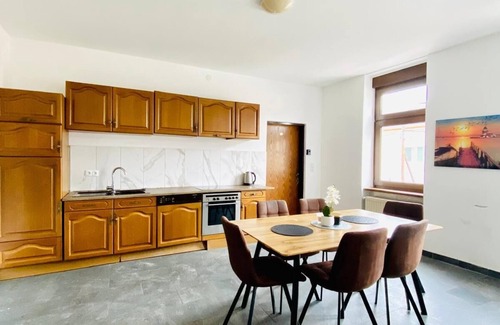 Grinzing Apartment | Spacious 4BR for 15 & 15 Min to Danube