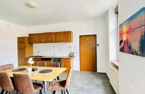 Grinzing Apartment | Spacious 4BR for 15 & 15 Min to Danube
