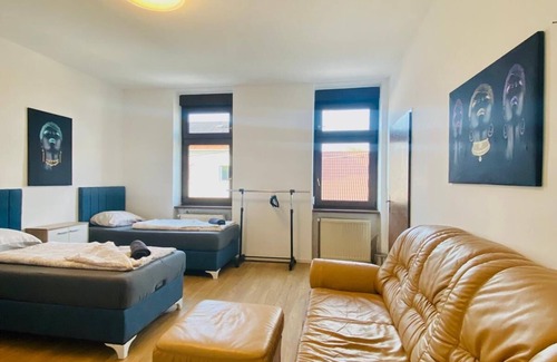 Grinzing Apartment | Spacious 4BR for 15 & 15 Min to Danube