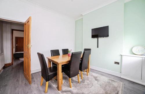 Heanor House | Spacious 4BR Home, Garden, Smart TV, WiFi, Heanor