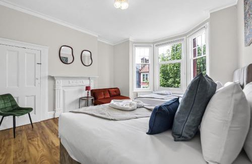 Clapton Apartment | Spacious 4BR Home with Garden Close to Transport