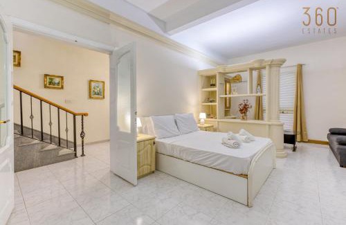 San Tumas House | Spacious 4BR Terraced House with Rooftop Access by 360 Estates