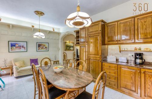 San Tumas House | Spacious 4BR Terraced House with Rooftop Access by 360 Estates