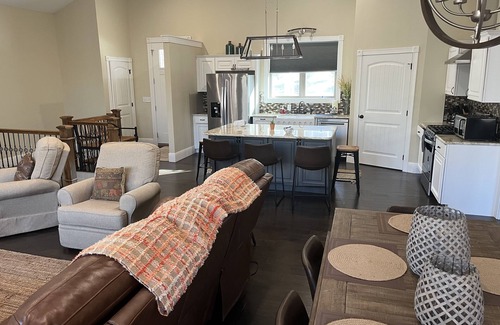 Cadiz House | SPACIOUS 5/3 SCREENED PORCH AND PATIO, LAKE VIEW