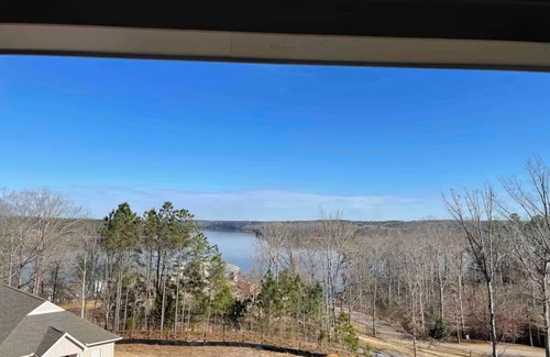 Iuka House | Spacious 5-bed/5 bath home with river view.