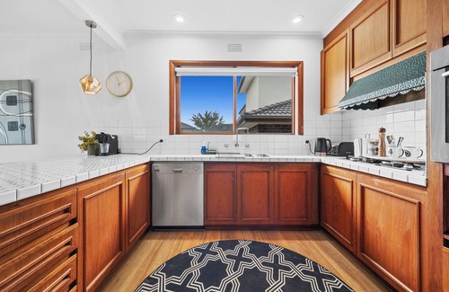 Endeavour Hills House | Spacious 5-Bedroom Home & Pool