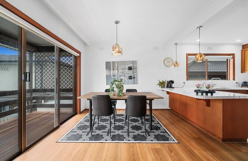 Endeavour Hills House | Spacious 5-Bedroom Home & Pool