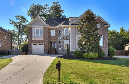 Martinez House | Spacious 5-bed fully furnished house in welcoming Evans with fitness room, WiFi