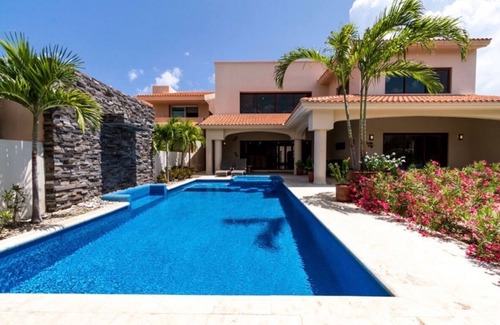 Puerto Aventuras House | Spacious 5-bedroom house in wonderful Puerto Aventuras with AC, Pool,Boat Dock