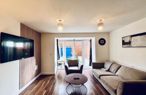 Dartford Apartment | Spacious 5 Bed, Sleeps 10 with Parking, Contractors & Family Haven
