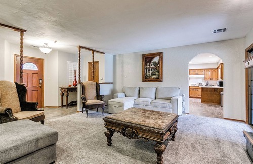 South Oklahoma City House | Spacious 5-bedroom house with AC, WiFi in phenomenal Oklahoma City