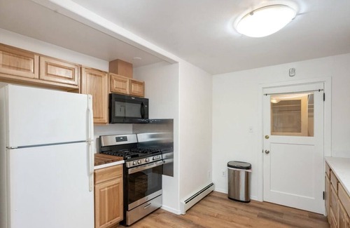 South Addition House | Spacious 5-bedroom, 2 Level House in Downtown Anchorage
