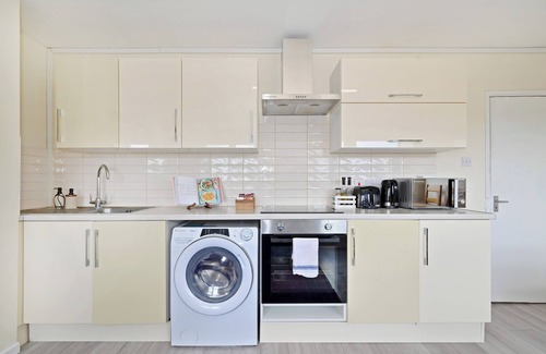 Mile End Apartment | Spacious 5-Bedroom – 3 Mins Walk from Mile End Station