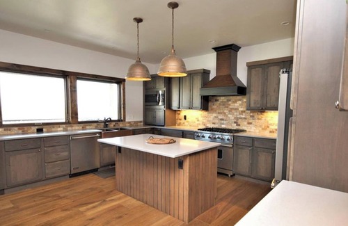 Ennis Cabin | Spacious 5-bedroom cabin in McAllister with stunning views, very kid friendly!