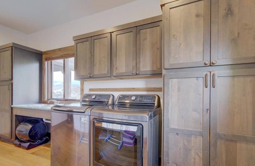 Ennis Cabin | Spacious 5-bedroom cabin in McAllister with stunning views, very kid friendly!