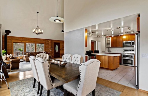 Eagle River Ski Chalet | Spacious 5-bedroom chalet in Eagle River with WiFi and fitness room