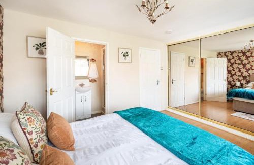 Wolverhampton House | Spacious 5 bedroom, 2 Living Room, Games Room