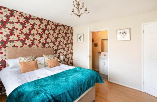 Wolverhampton House | Spacious 5 bedroom, 2 Living Room, Games Room